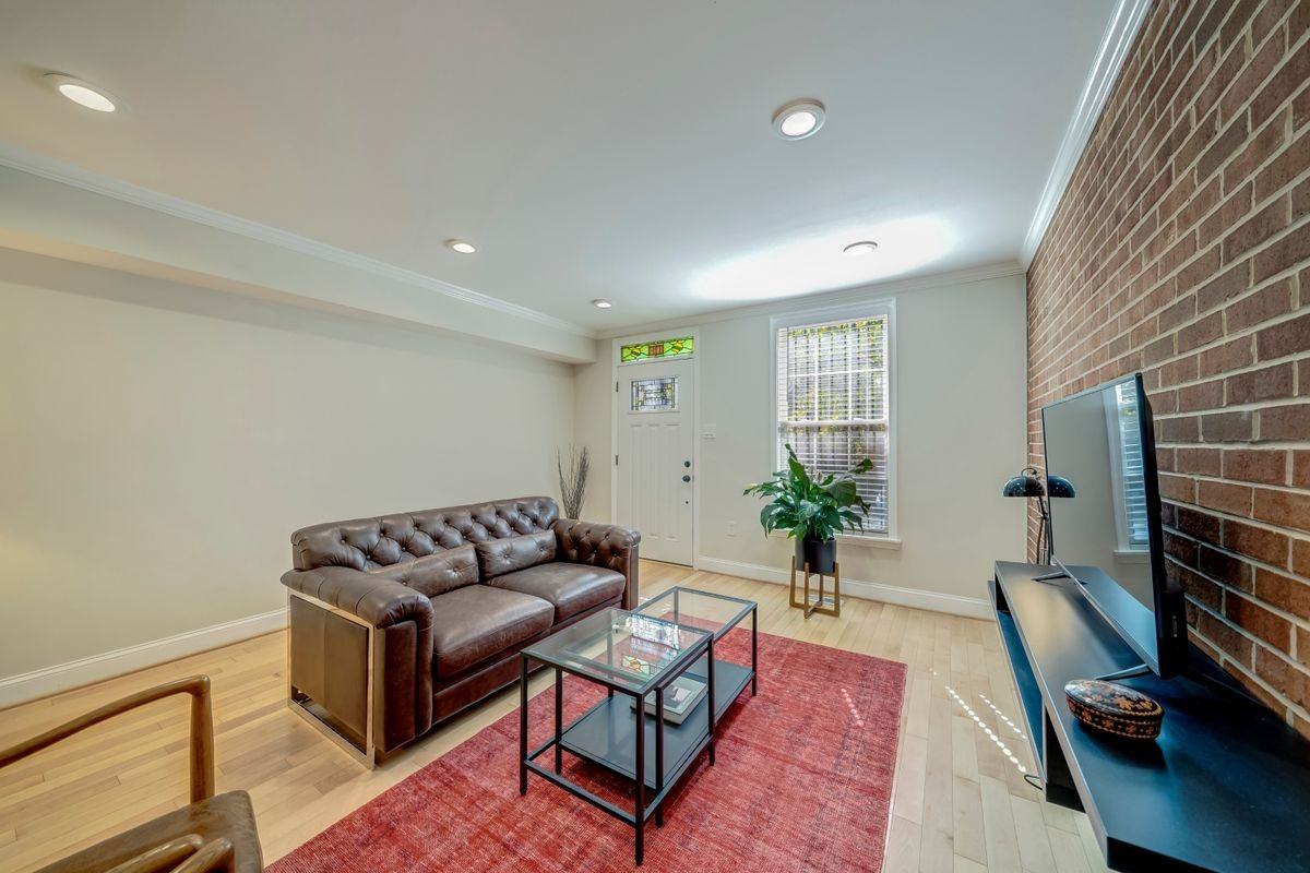 1810 E Fairmount Ave - Photo 2 of 4