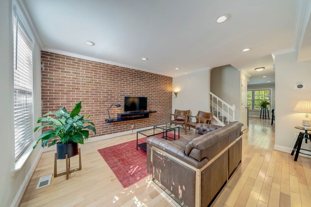 1810 E Fairmount Ave - Photo 3 of 4