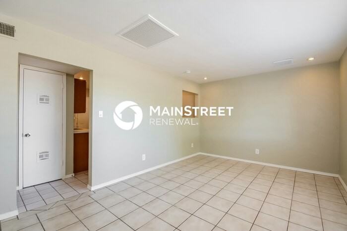 4501 E 24th St - Photo 3 of 15