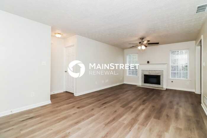 129 Rosewood Dr - Photo 4 of 18