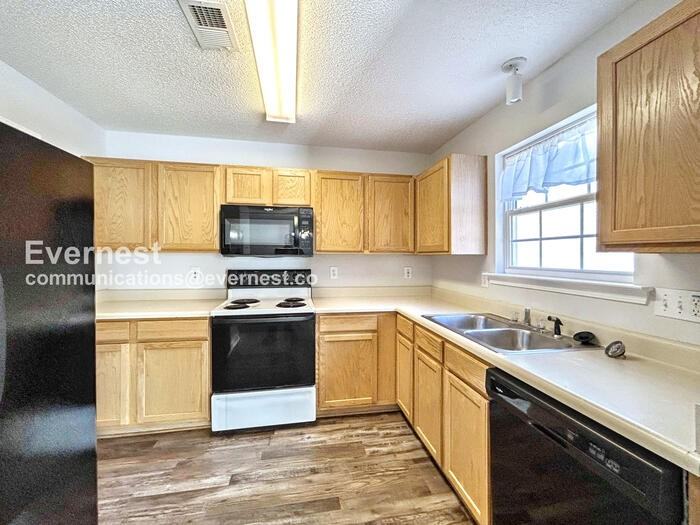 204 Cottonwood Creek Circle - Photo 3 of 20