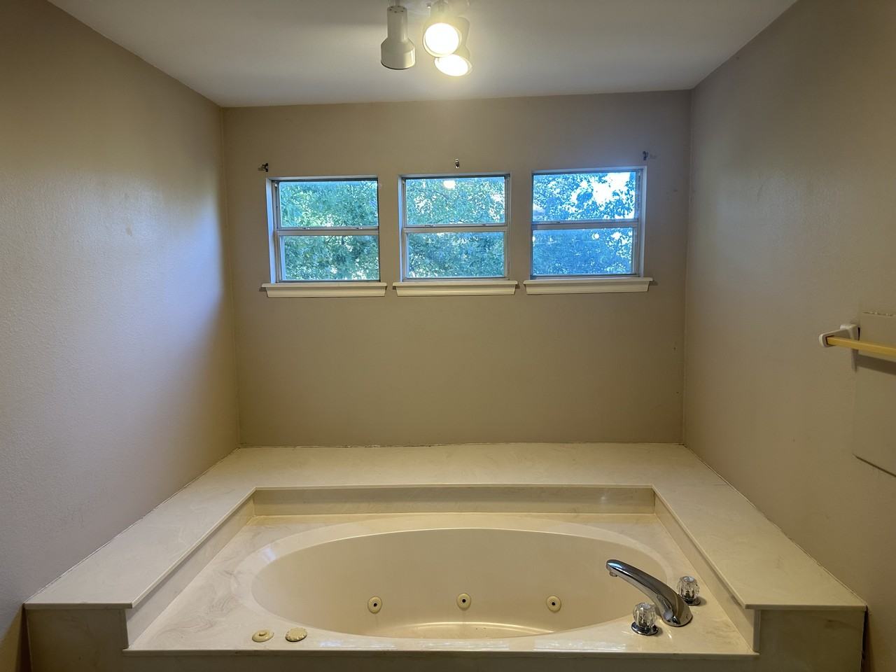 3712 W Hartford St #NA - Photo 4 of 10