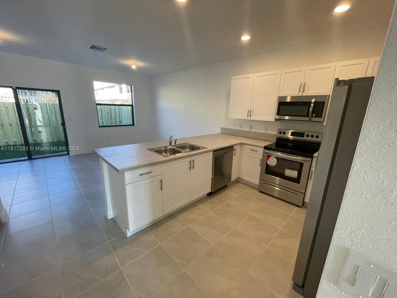 805 Ne 211th St - Photo 3 of 14