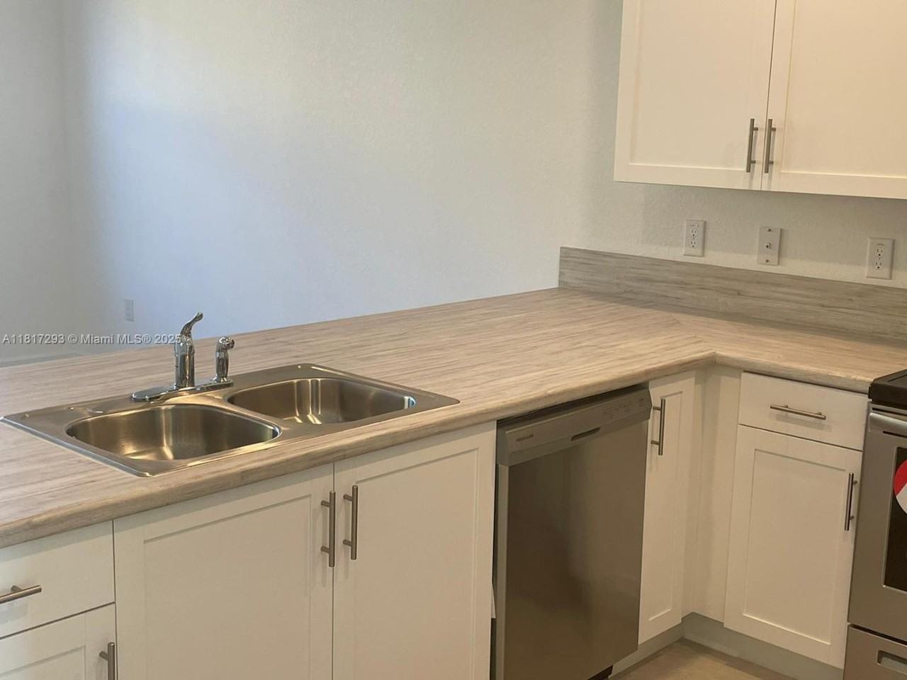 805 Ne 211th St - Photo 5 of 14