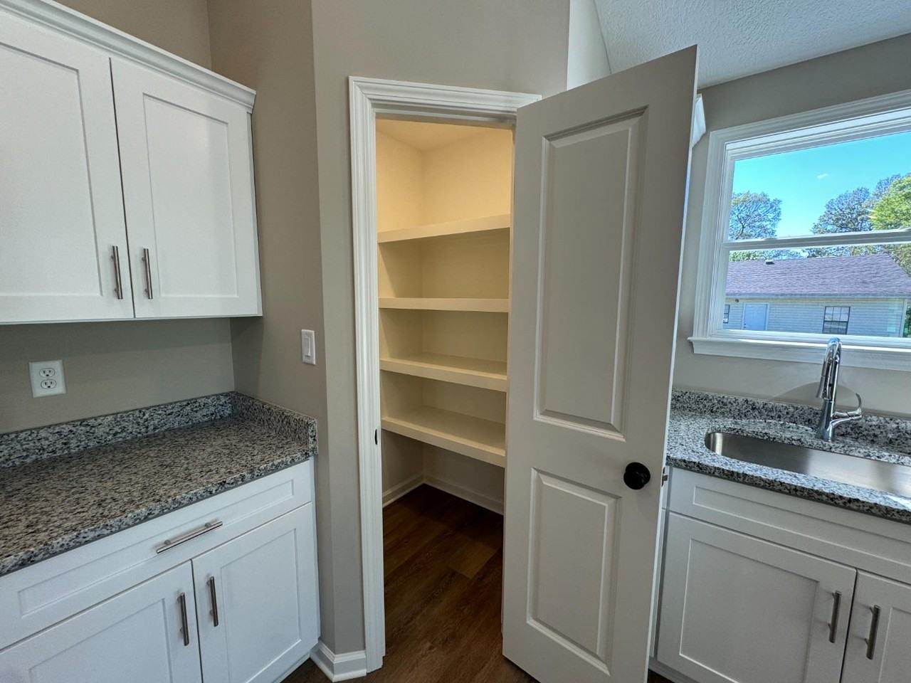 2508 Vine St - Photo 4 of 10