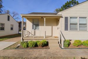 featured image of 945 East 37th Place