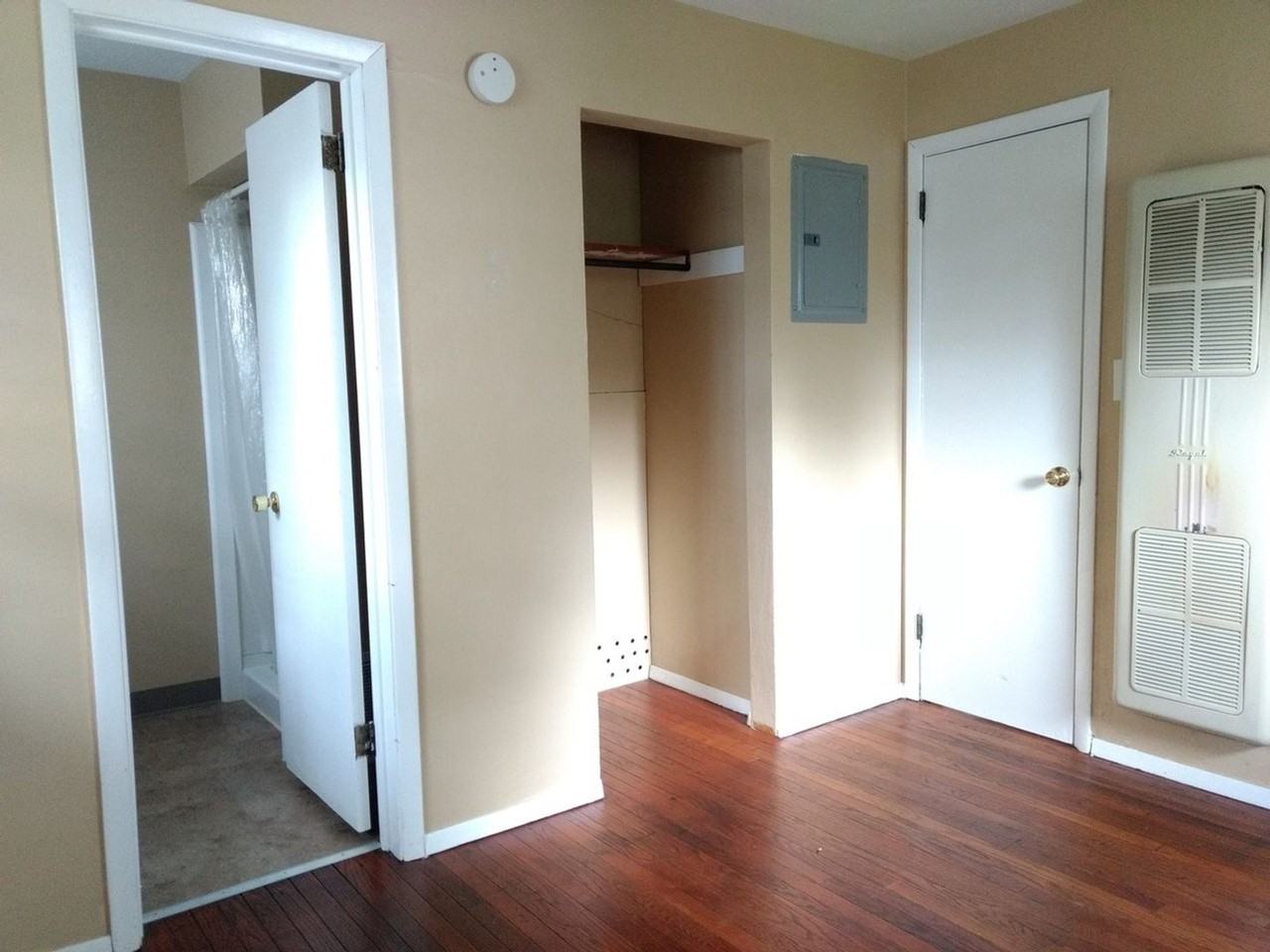 302 W Locust St - Photo 2 of 6