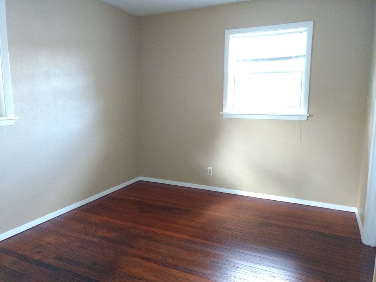 302 W Locust St - Photo 3 of 6