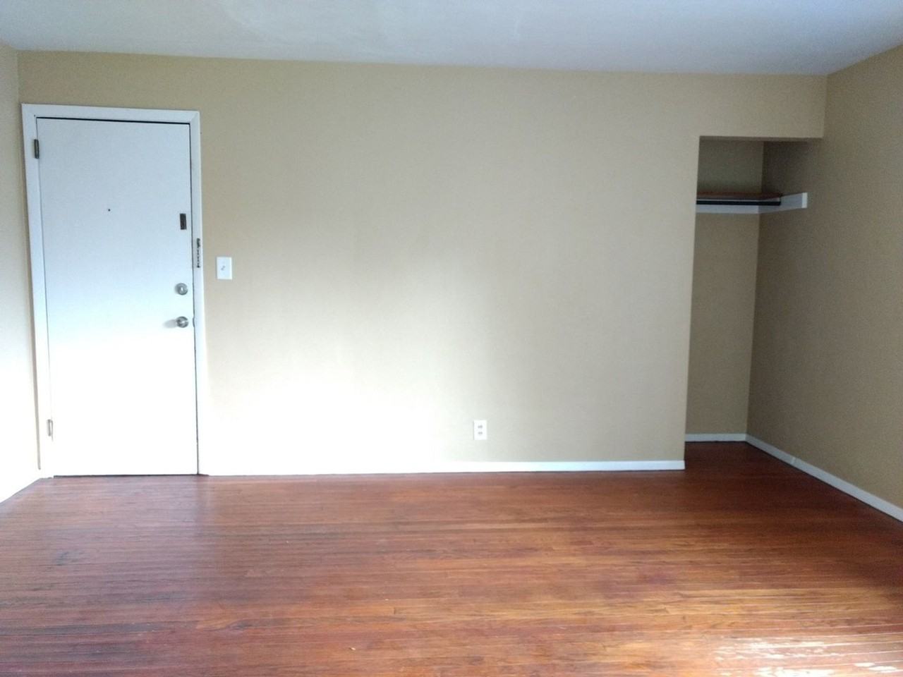 302 W Locust St - Photo 4 of 6