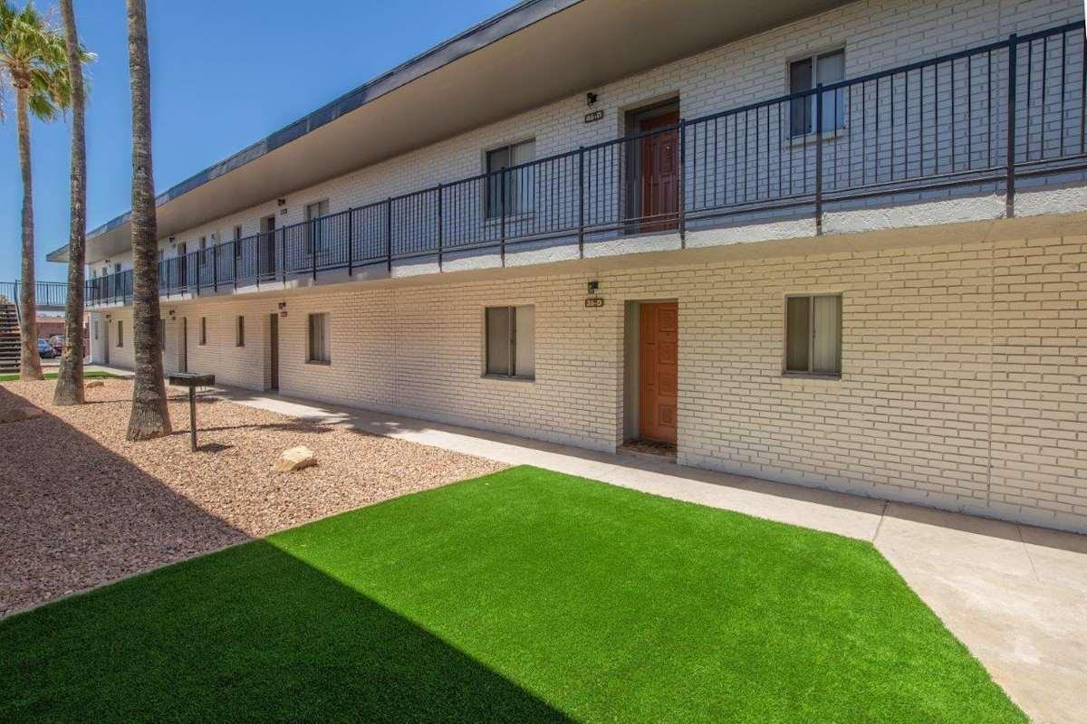 1475 W Wilmot Road - Photo 4 of 15