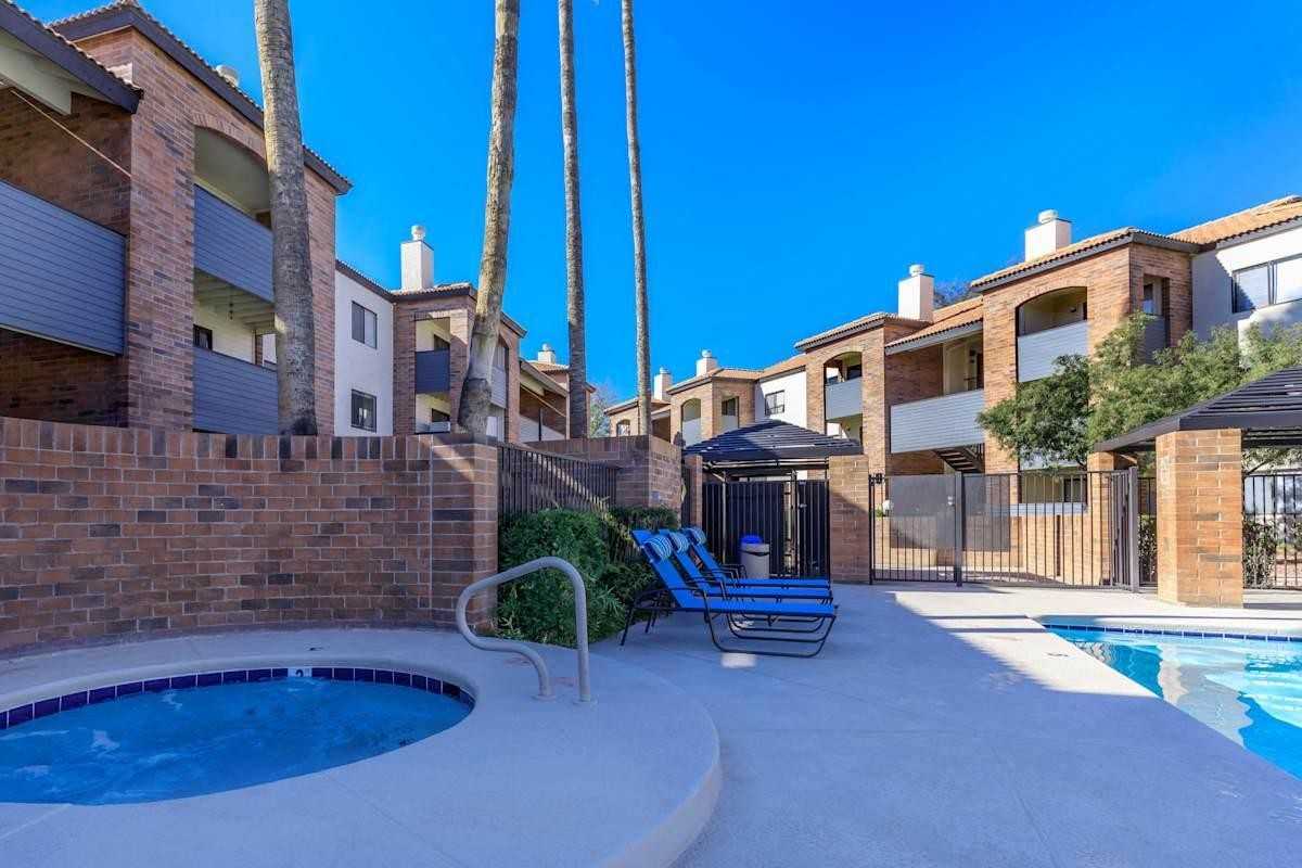 5525 S Mission Rd - Photo 4 of 31