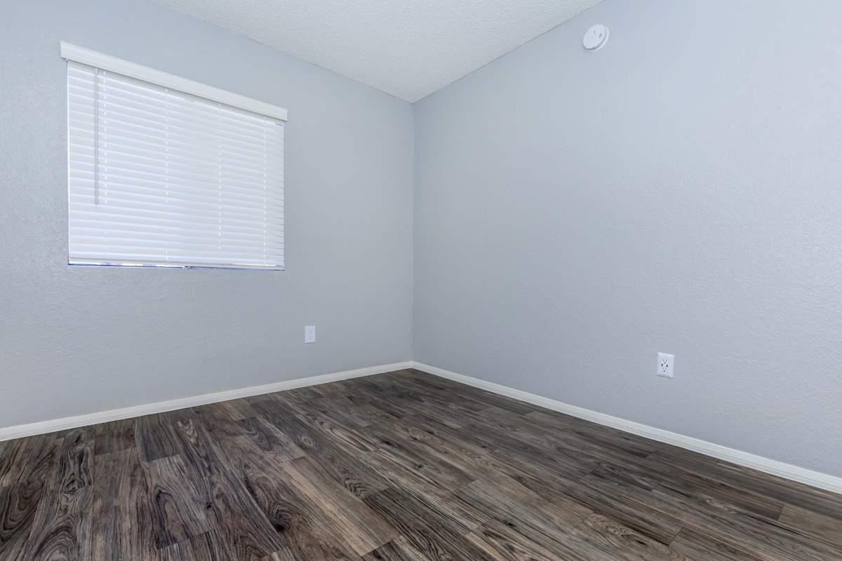 5525 S Mission Rd - Photo 6 of 31