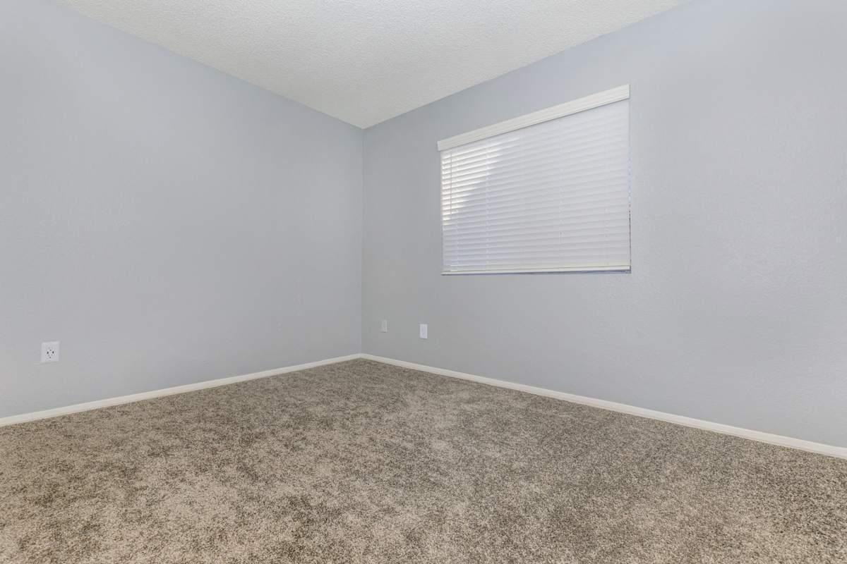 5525 S Mission Rd - Photo 7 of 31