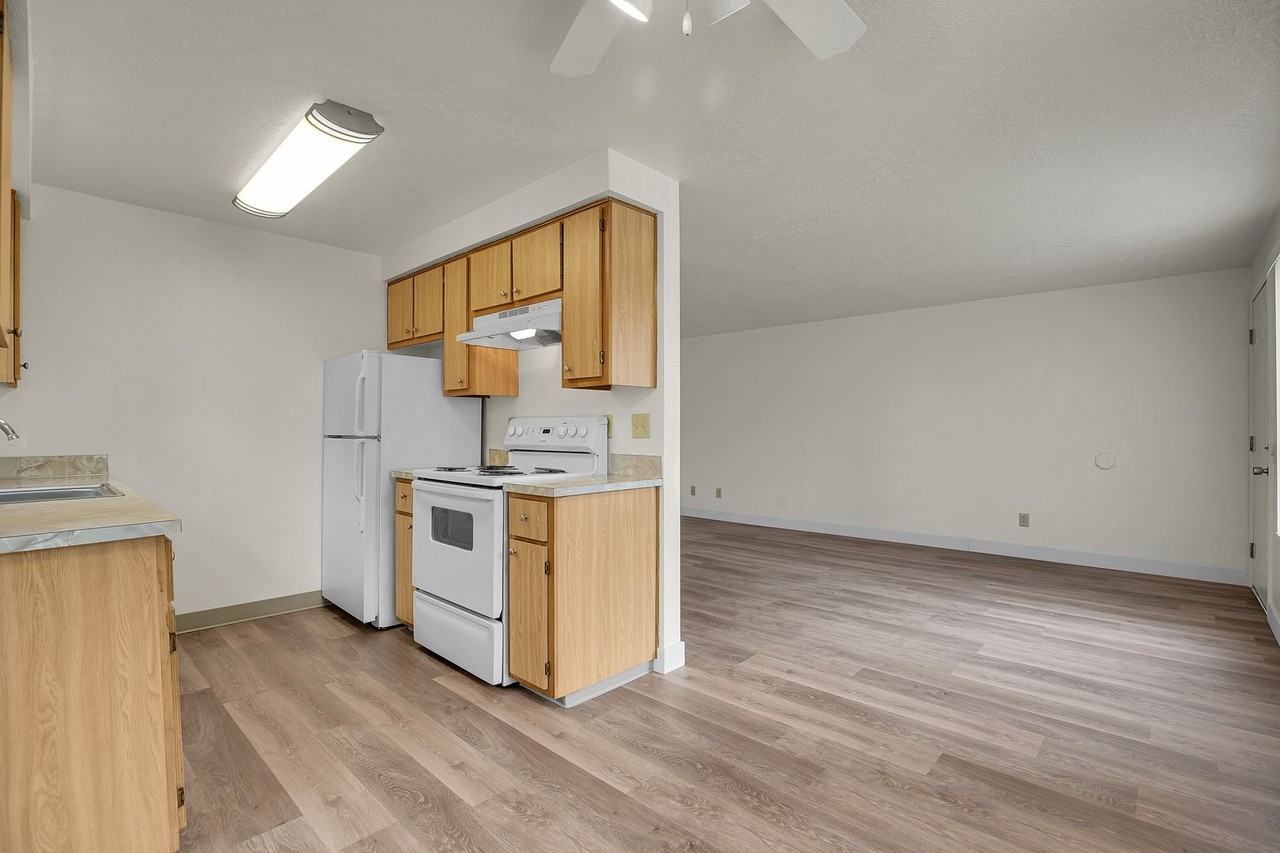 #116 CARLTON SQUARE APARTMENTS - Photo 4 of 36