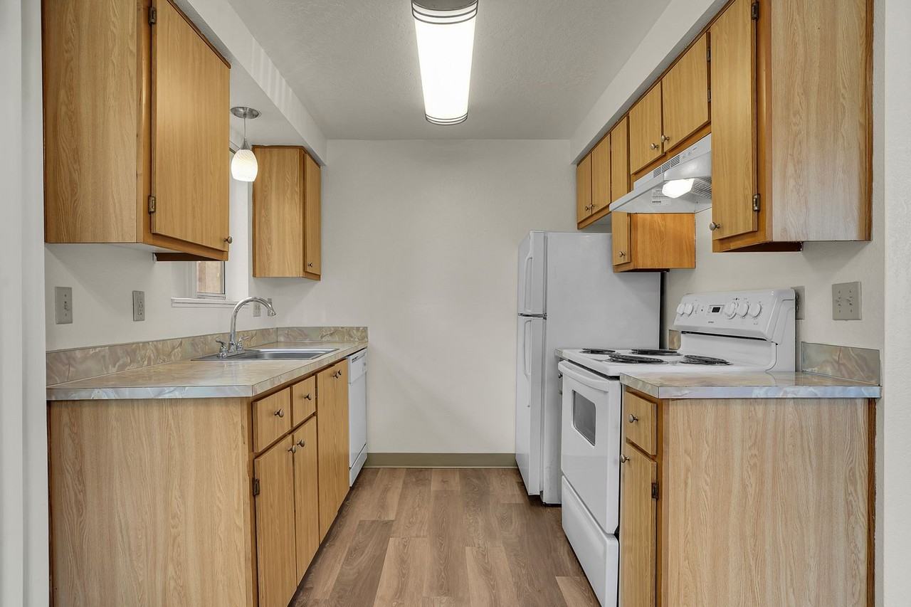 #116 CARLTON SQUARE APARTMENTS - Photo 7 of 36