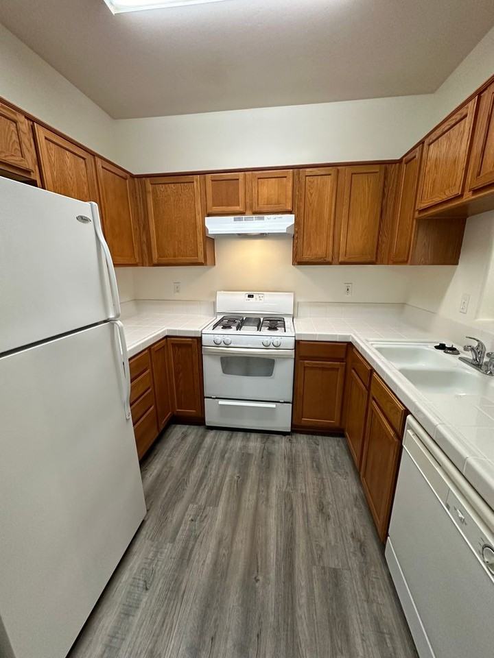 652 Blue Mountain Way Bakersfield, CA 93308 - Photo 2 of 21