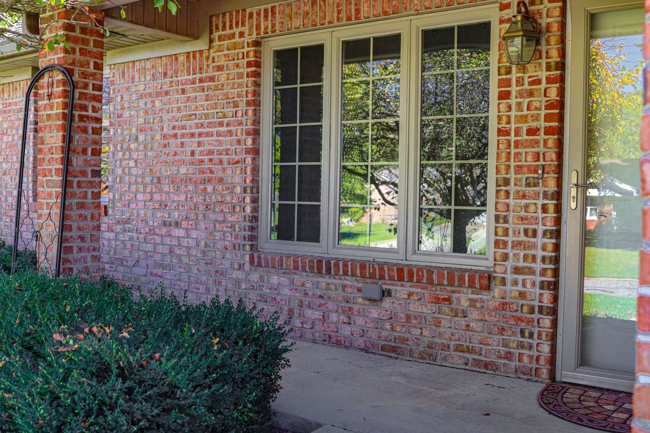 14101 W Heather Ln - Photo 2 of 12