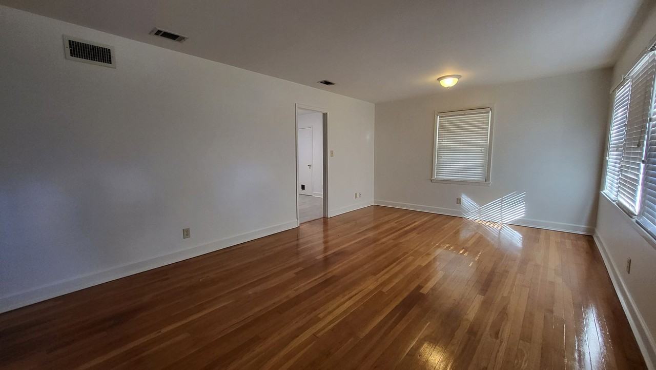 304 W 16th St - Photo 5 of 10