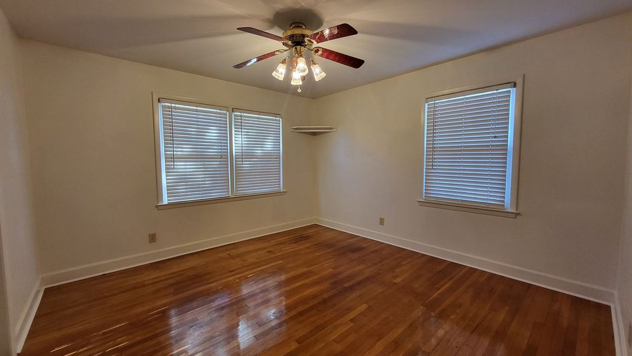 304 W 16th St - Photo 7 of 10