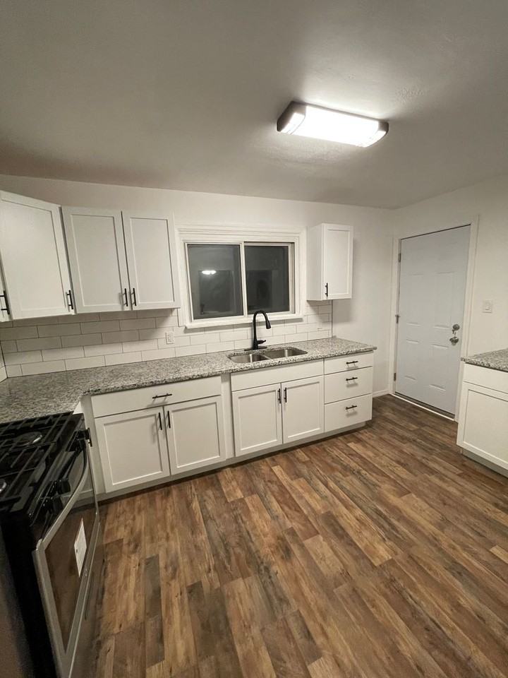 738 Freeland St - Photo 2 of 10