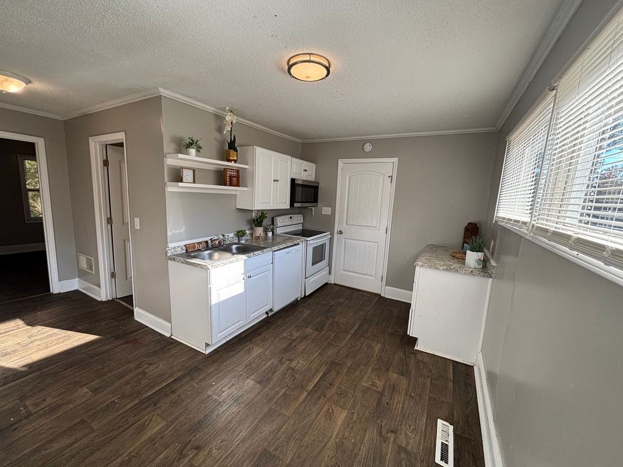 2436 Davis Park Rd - Photo 3 of 34