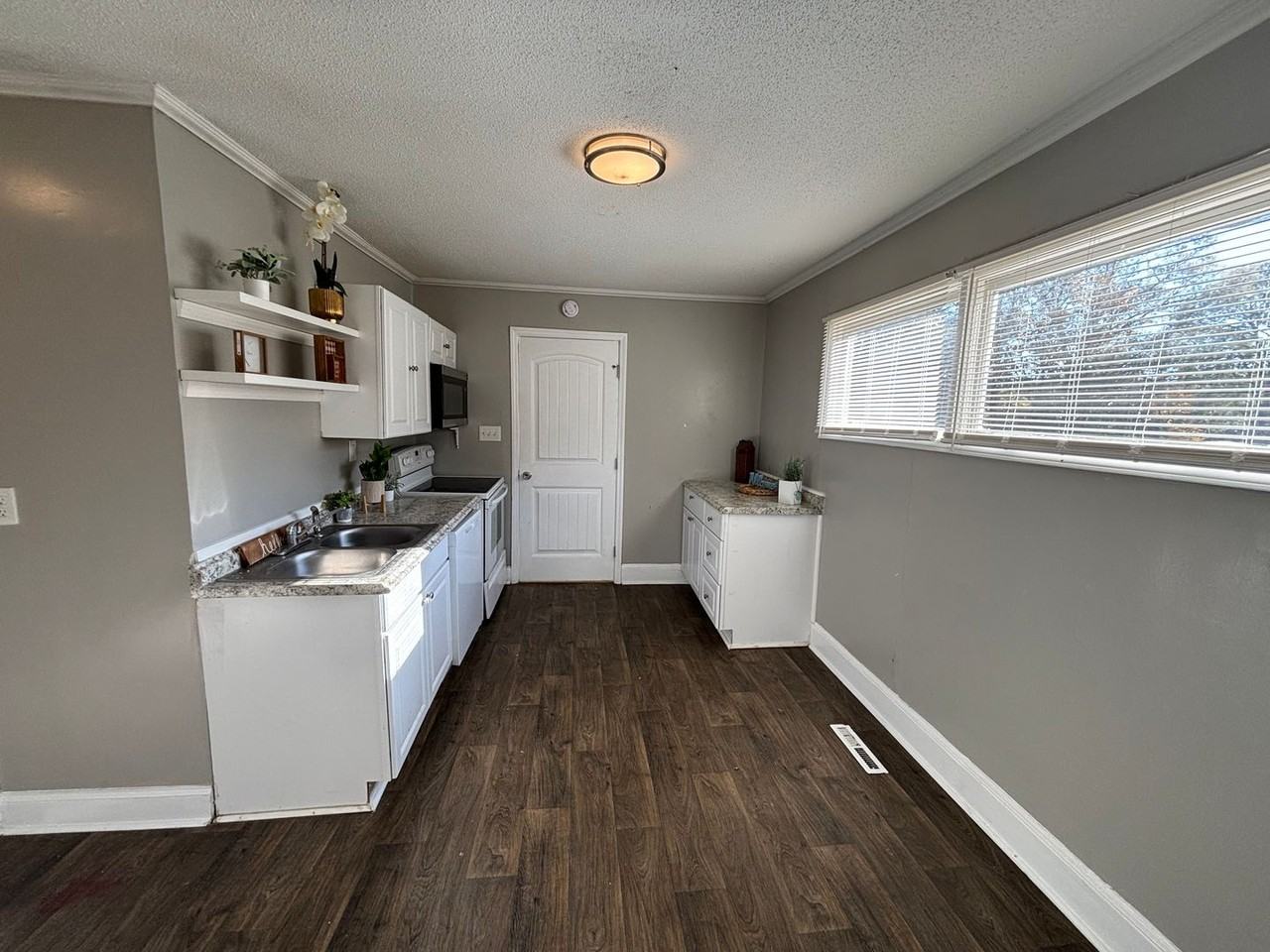 2436 Davis Park Rd - Photo 5 of 34