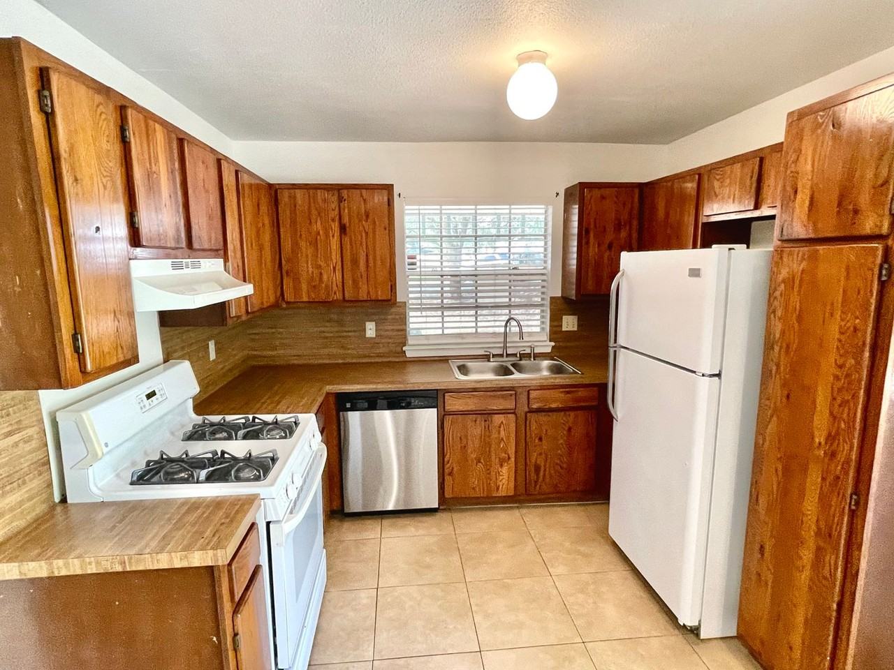 1802 Prairie Knoll Court - Photo 4 of 10