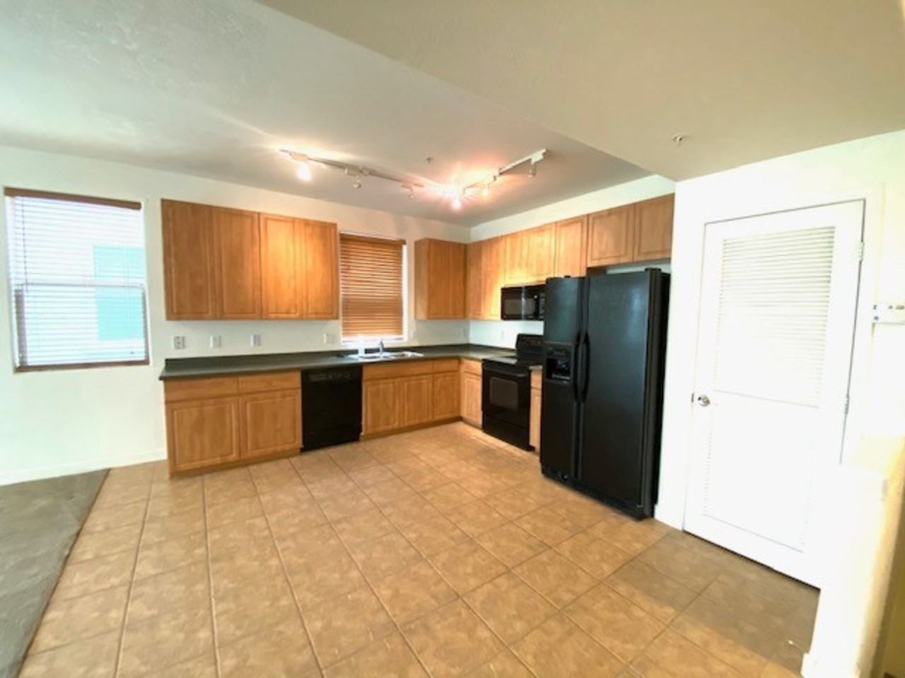 610 E Roosevelt St #139 - Photo 4 of 25