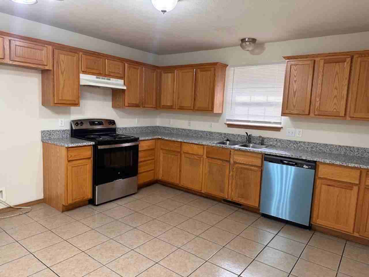 3425 S Juniper Ave - Photo 3 of 4