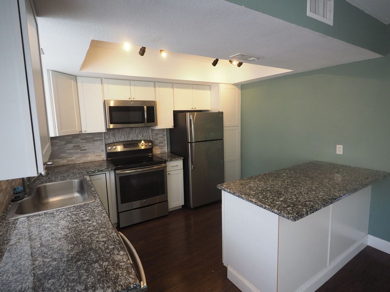 8938 North Plaza Court - Photo 6 of 43