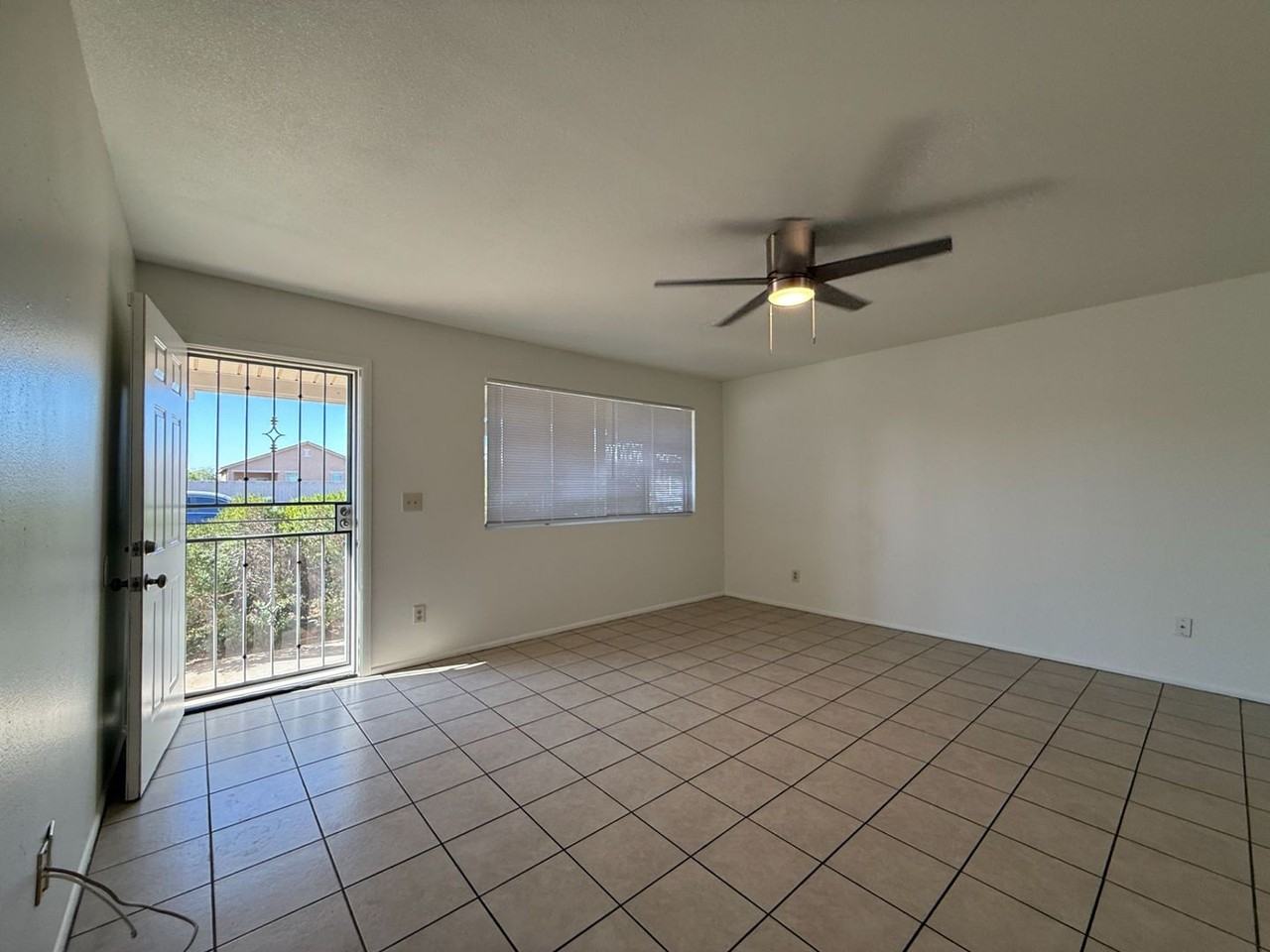 5725 N 71st Ave - Photo 2 of 14