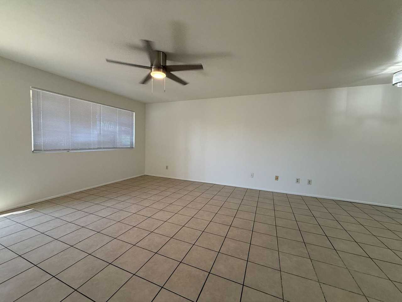 5725 N 71st Ave - Photo 3 of 14