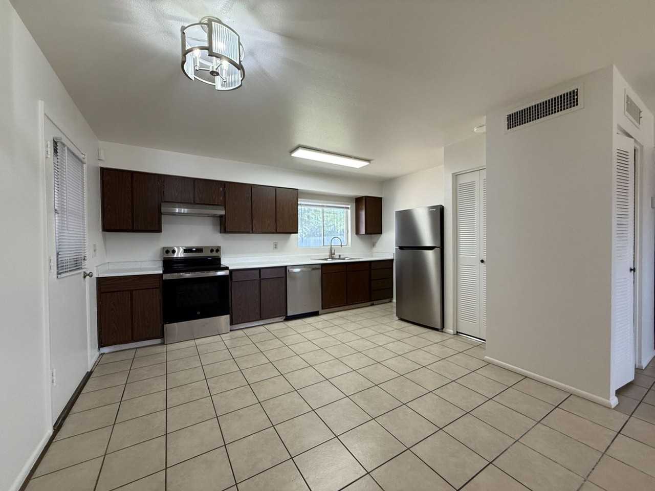 5725 N 71st Ave - Photo 4 of 14