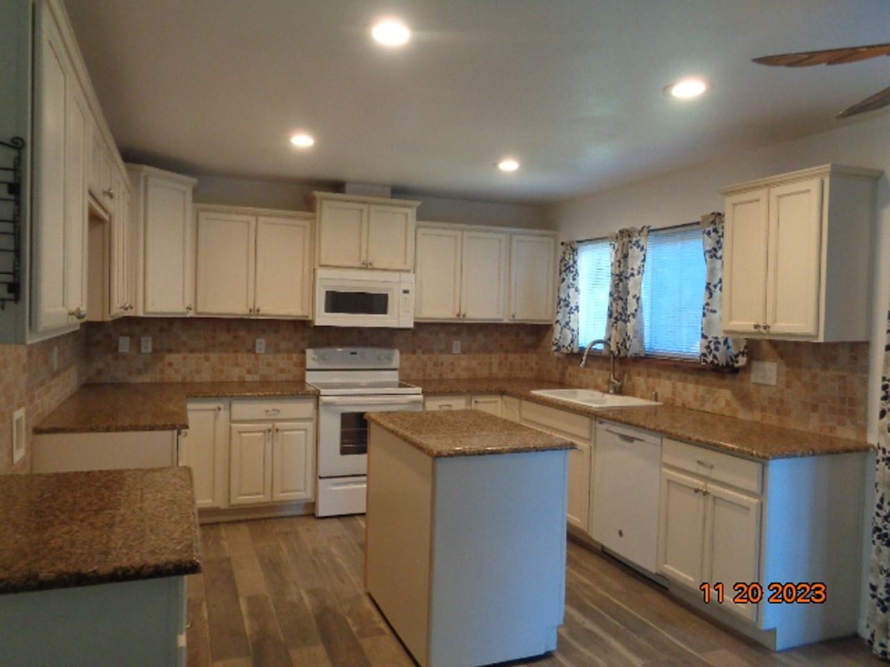 720 Devonshire Ct - Photo 3 of 44