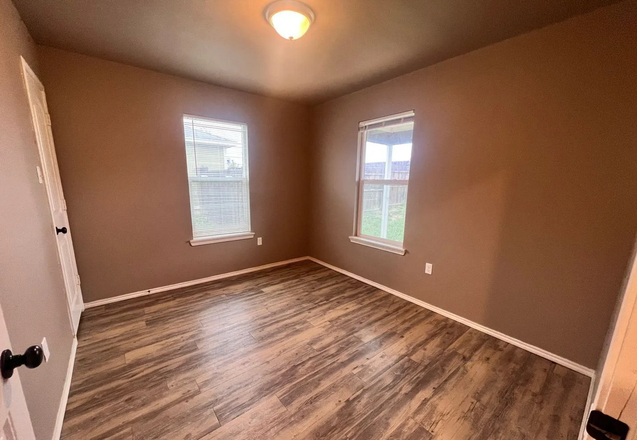 1516 E 8th St - Photo 5 of 7