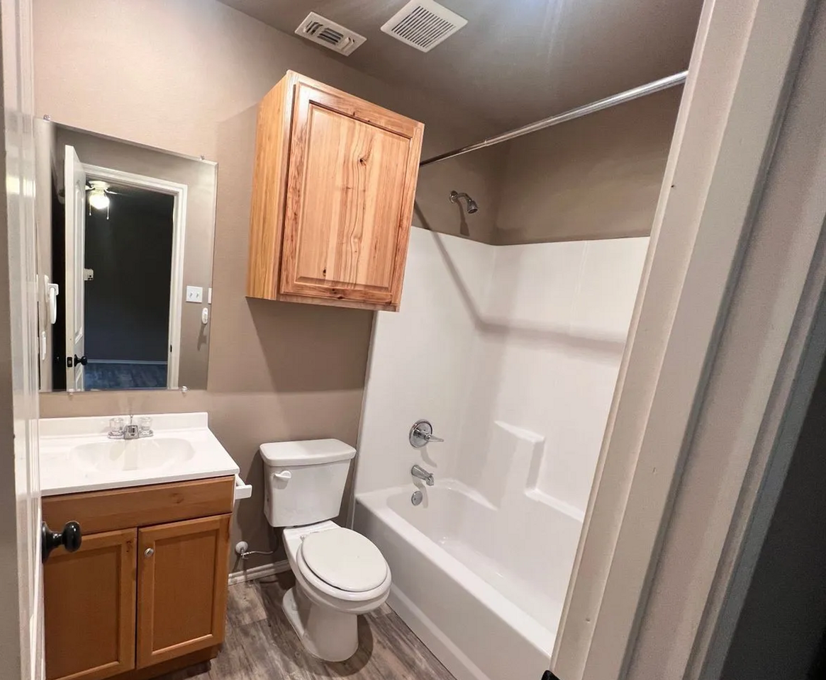 1516 E 8th St - Photo 6 of 7