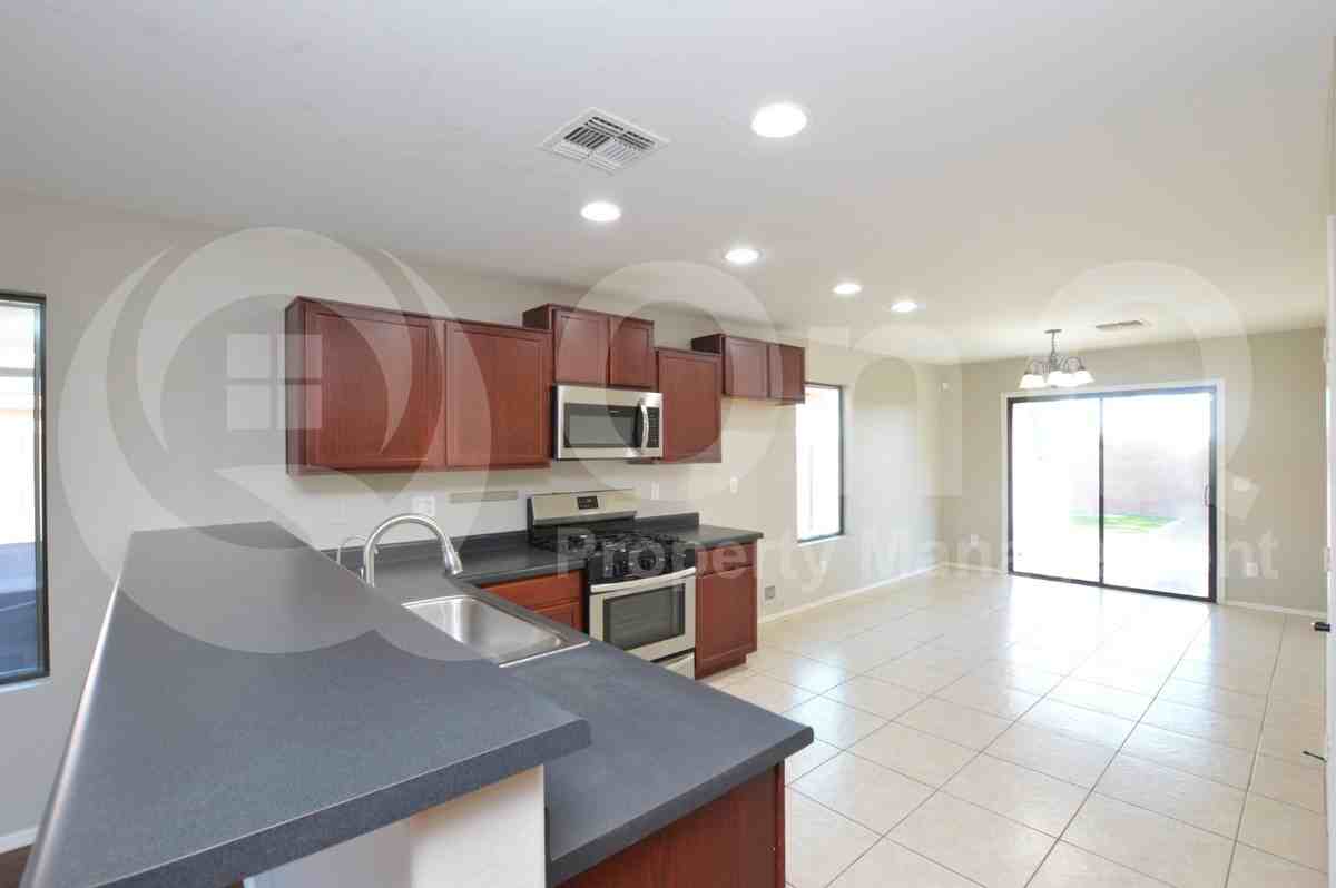 9263 E Greenway St - Photo 4 of 27