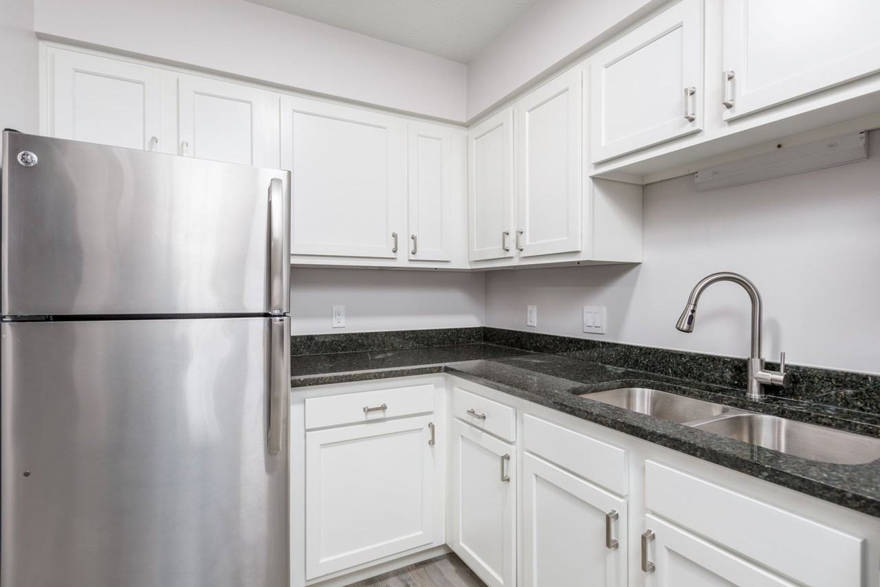 4577 Olentangy River Rd - Photo 3 of 33