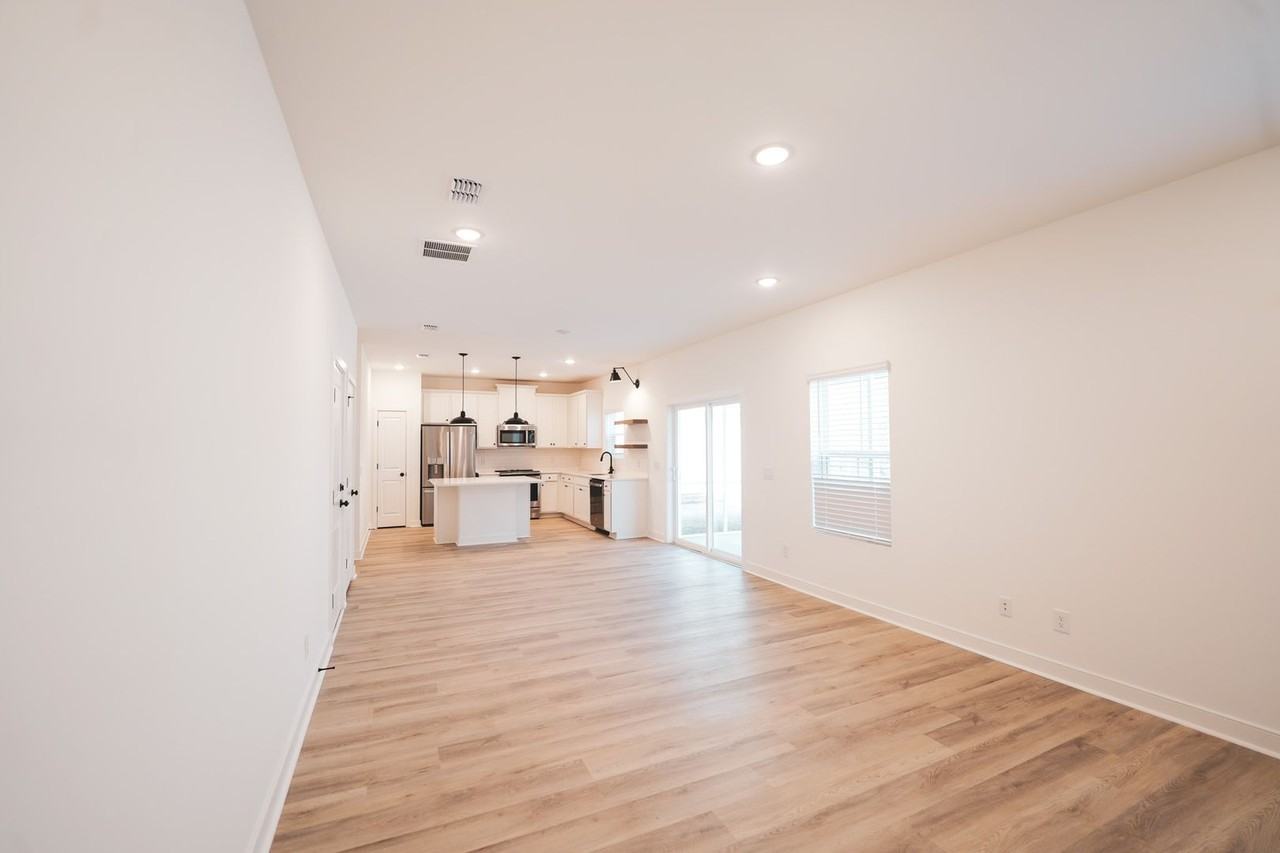 108 Kingswood Cir - Photo 5 of 50