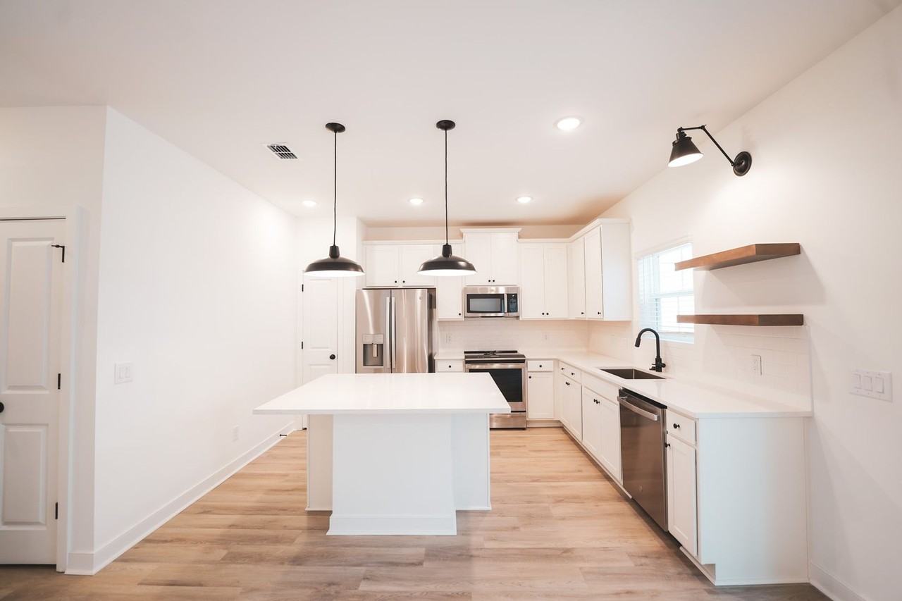 108 Kingswood Cir - Photo 7 of 50