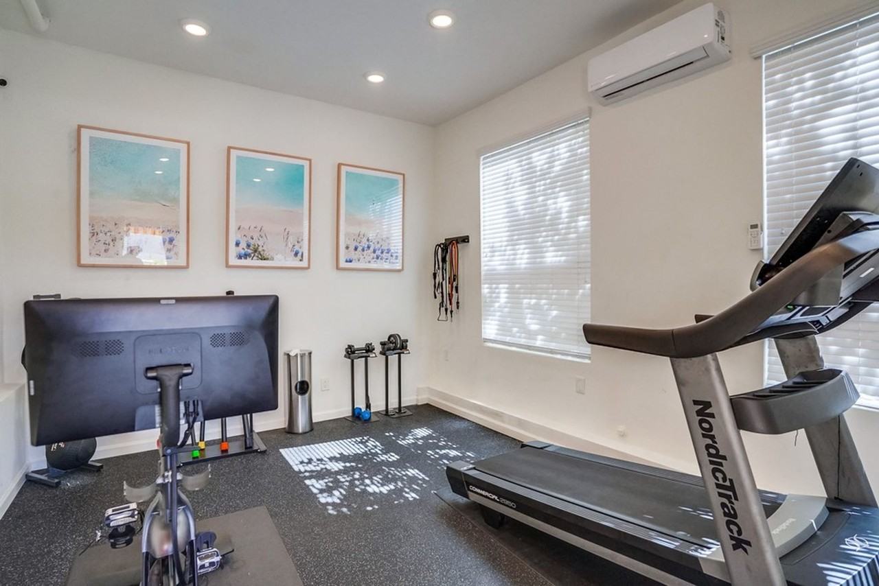 Convenient Inglewood Living Near SoFi & 105 Freeway! - Photo 2 of 5