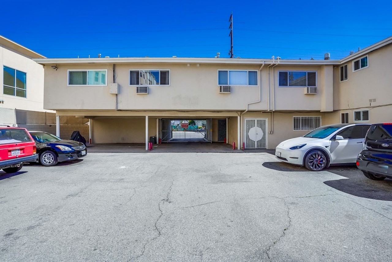 Convenient Inglewood Living Near SoFi & 105 Freeway! - Photo 4 of 5