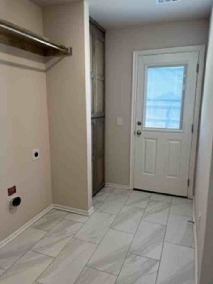 2925 Nw 195th St - Photo 4 of 10