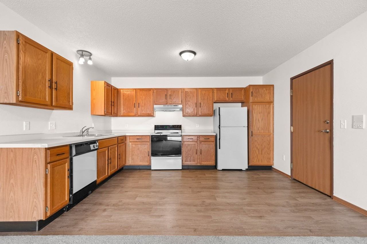 Sunshine Court Apartments - Photo 4 of 16