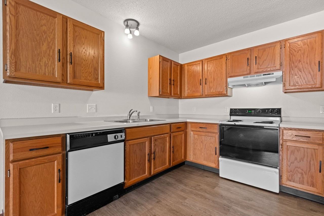 Sunshine Court Apartments - Photo 5 of 16