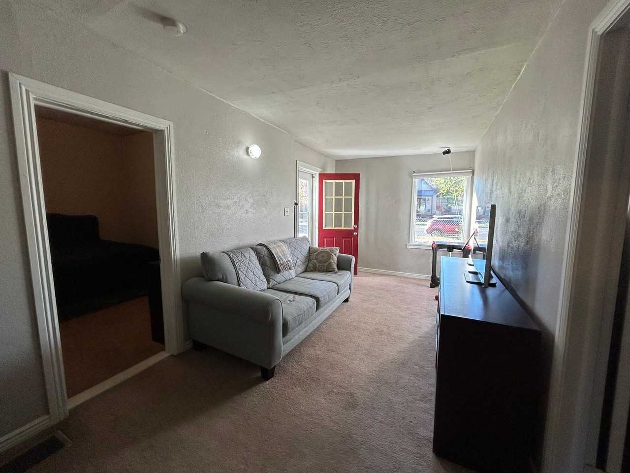 326 North Loomis Avenue - Photo 2 of 12