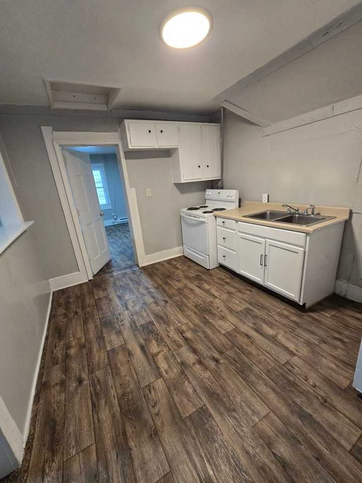 1609 Brown St #B - Photo 5 of 15