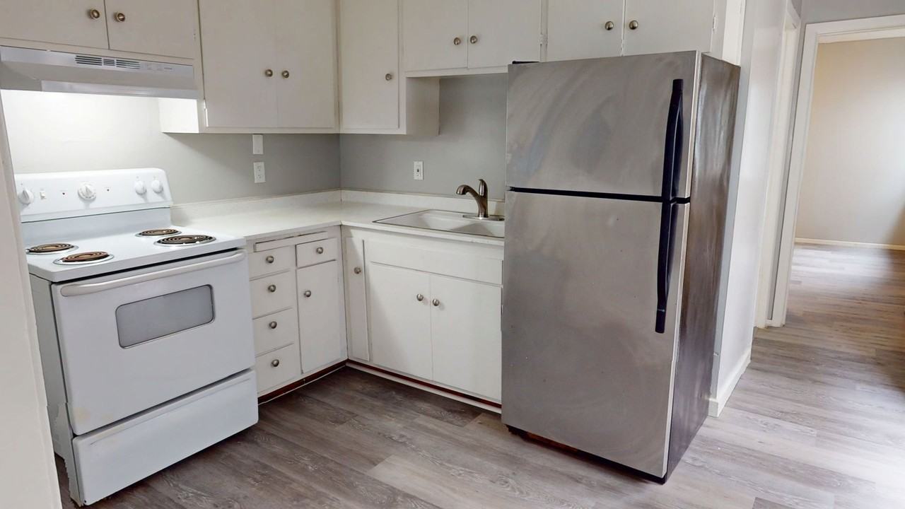 1648 Russell St, - Photo 4 of 33