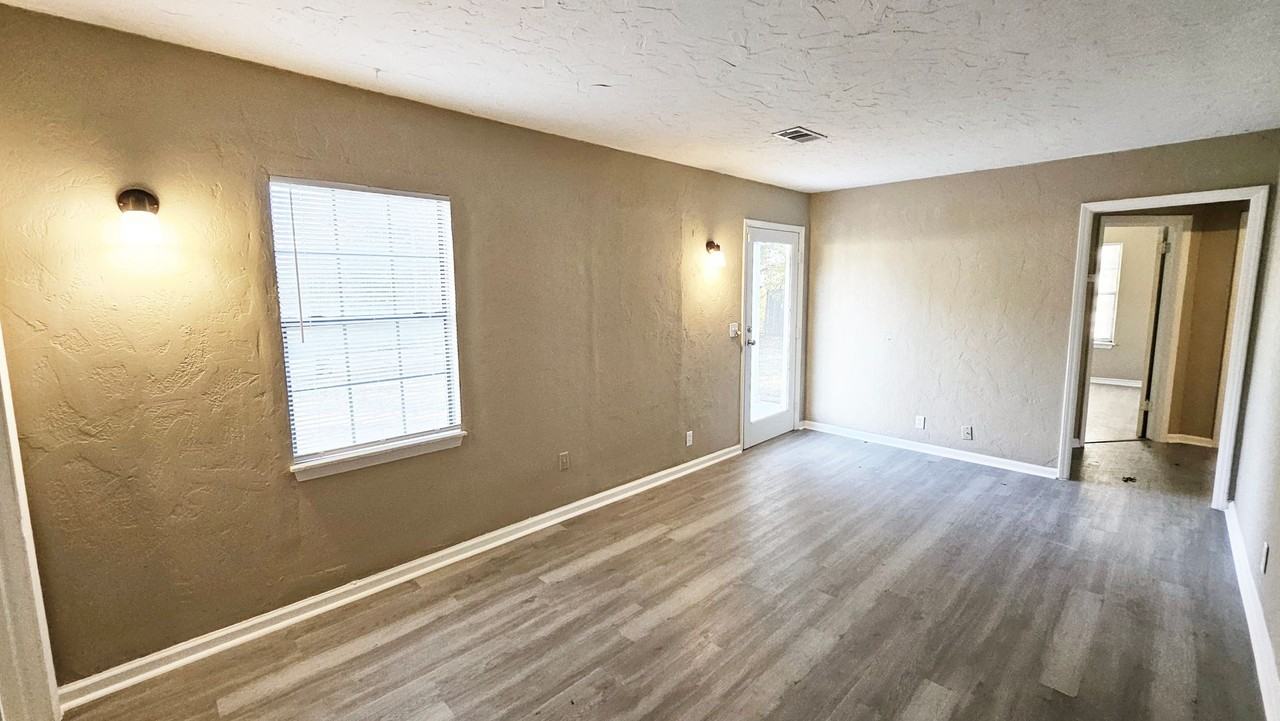 4110 Southeast 11th Street - Photo 5 of 19