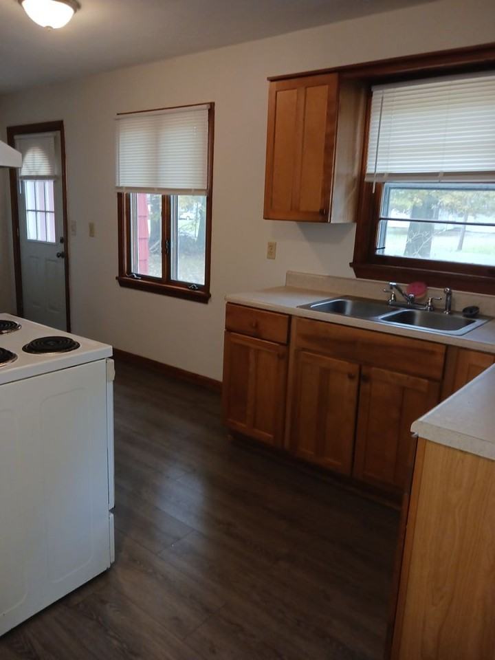 1054 Westover Drive Southeast - Photo 3 of 11